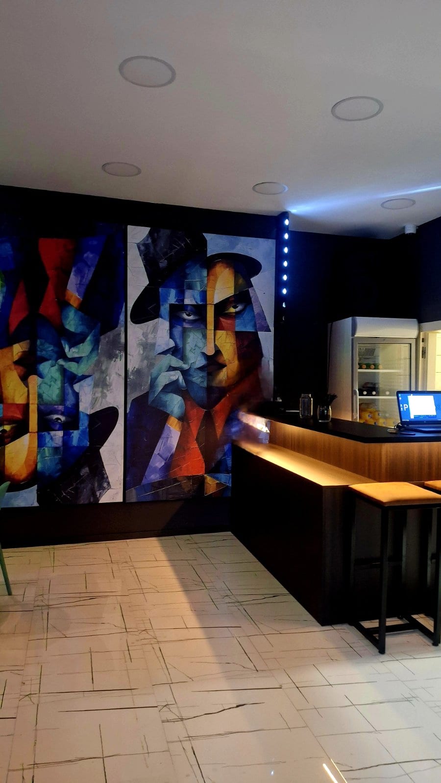Autorski kubistički mural i šank u prostoru Paradox Kafe, Novi Beograd